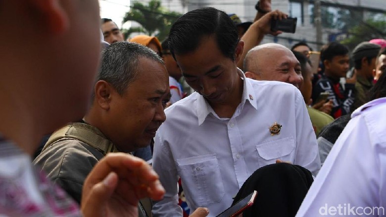 Jalan-jalan ke CFD Dago, Jokowi Bertemu Kembarannya Jalan-jalan ke CFD Dago, Jokowi Bertemu Kembarannya