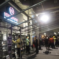 Urban Sneaker Society tampaknya semakin ramai di hari terakhirnya, hari ini, Minggu (11/11/2018). Di sana, Anda bisa mendapati beragam opsi sneakers dari berbagai brand ternama, termasuk Adidas, Nike, Superga, Vans, Off-white, hingga Balenciaga. Adapun eksibisi sneakers langka atau keluaran edisi terbatas yang pasti menarik untuk para sneakershead. Foto: Rahmi Anjani/Wolipop