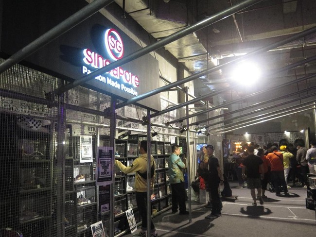 Urban Sneaker Society tampaknya semakin ramai di hari terakhirnya, hari ini, Minggu (11/11/2018). Di sana, Anda bisa mendapati beragam opsi sneakers dari berbagai brand ternama, termasuk Adidas, Nike, Superga, Vans, Off-white, hingga Balenciaga. Adapun eksibisi sneakers langka atau keluaran edisi terbatas yang pasti menarik untuk para sneakershead. Foto: Rahmi Anjani/Wolipop