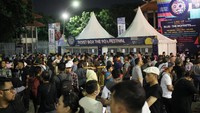 Puluhan stand yang disediakan di area konser 90’s Festival berisikan bermacam-macam barang unik yang membuat pengunjung dapat bernostalgia kembali. 