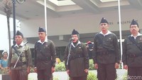 Tak pelak, puisi yang dibacakan Risma mendulang ratusan tepuk tangan dari warga Surabaya yang hadir.