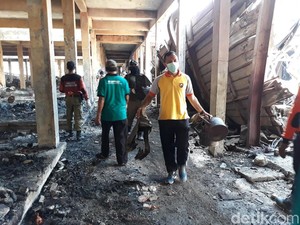 Ribuan Orang Kerja Bakti Bersihkan Sisa Kebakaran Pasar Legi Solo