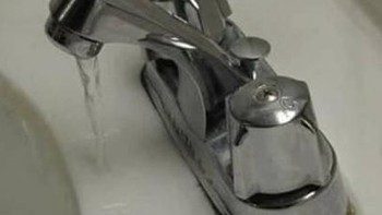 Teknisi yang memasang wastafel ini sepertinya harus lebih banyak belajar lagi. Kalau begini tiap cuci tangan dijamin banjir. Foto: Instagram/9GAG