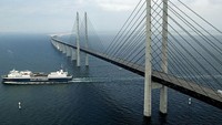 Jembatan The Øresund membentang sekitar 8 km. Kemudian jembatan itu terhubung dengan terowongan bawah laut sepanjang 4 km di bawah Flint Channel. Istimewa/Boredpanda/Dainius.