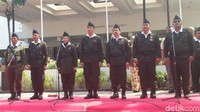 Mengenakan baju khas pejuang, suara Risma lantang memecah kesunyian di sela upacara bendera, tepat di depan Hotel Majapahit. Ditemani para pejabat utama dan Forkopimda Surabaya, wali kota perempuan ini membacakan puisi bertajuk Sajak Surabaya karya Ahmad Mustofa Bisri atau Gus Mus.