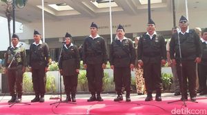 Puisi Risma Gelegarkan Parade Juang Peringati Hari Pahlawan