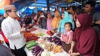 Di Pasar Sentral Majene, Sulawesi Barat, Sandiaga Uno terlihat sedang berbincang dengan para penjual sayur. Di hadapannya pun terlihat ada cabai, kol, timun hingga bawang. Foto: Instagram @sandiuno