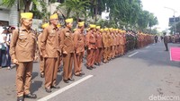 Tak selesai disitu, rombongan parade melanjutkan perjalanan ke Gedung Siola, sembari mempraktekkan teatrikal Perang Madiun dan TKR Laut.