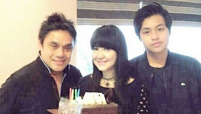7 Galeri Foto Ita Purnamasari dan Keluarga