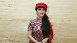 Meriam Bellina Cantik Bertopi Merah