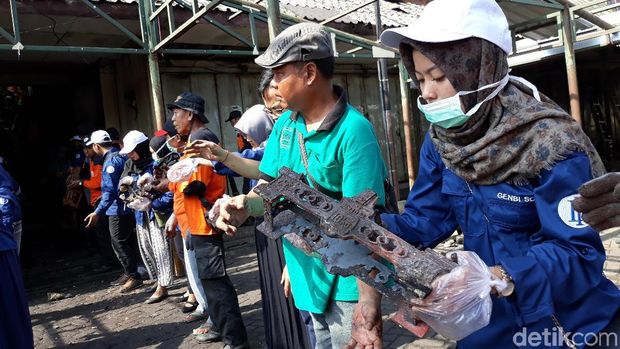 Gotong royong bersihkan puing-puing Pasar Legi Solo.