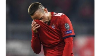 Gaya rambut Frank Ribery yang bertuliskan angka 7 pun jadi candaan lantaran selisih poin antara keduanya juga tujuh. Foto: Istimewa