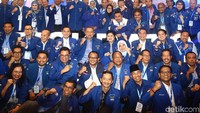 SBY saat berfoto bersama sejumlah kader partai Demokrat.