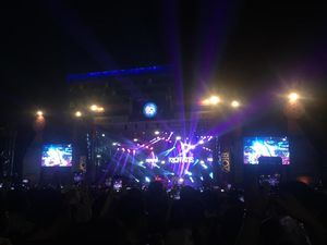 Sweet Martabak Begitu Manis Buka Penampilan Iwa K di 90s Festival