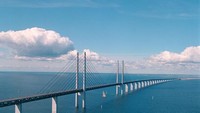 Jembatan yang ini dirancang oleh arsitek Denmark George K.S. Rotne dan dibuka secara resmi pada 1 Juli 2000 silam. Tentu pada saat itu jalan raya ini bisa dibilang super canggih. Istimewa/Boredpanda/Dainius.