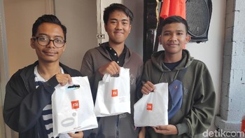 Lalu tiga sekawan datang dari jam 6 pagi namun karena mereka cari sarapan dulu akhirnya mendapatkan nomor urut 15. Foto: detikINET/Josina