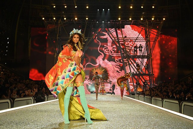 Tidak disangka, masa remaja Taylor ternyata tidak seberuntung keadaannya sekarang. Wanita berumur 22 tahun ini pernah jadi korban bully teman-temannya saat di sekolah. Alasannya sepele, karena tinggi badan Taylor yang di atas rata-rata. Foto: Dok. Getty Images