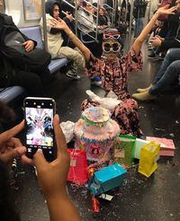 Wanita Ini Rayakan Pesta Ulang Tahun Meriah Dalam Gerbong Kereta