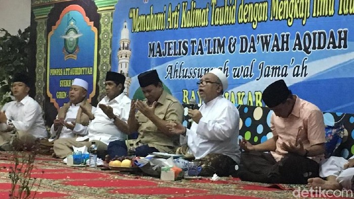 Buku Karya Prabowo Dibagikan Usai Silaturahmi di Tanah Abang