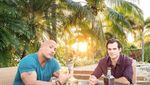 Ini Pose Keren Henry Cavill Saat Minum Kopi dan Makan Makanan Sehat