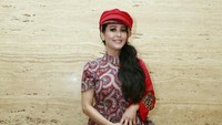 Setuju kan kalau Meriam Bellina begitu cantik dengan topi merahnya? Foto: Ismail/detikHOT