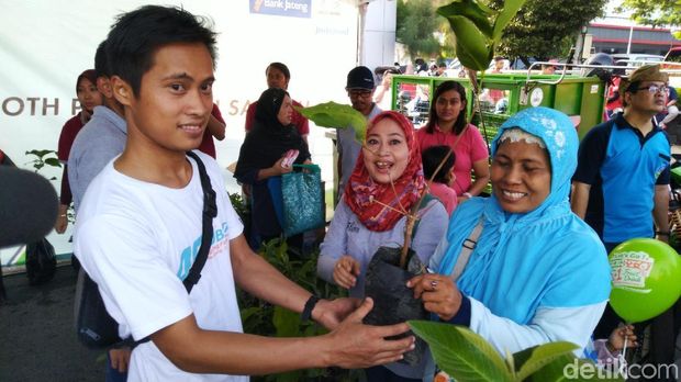 Warga Semarang tukar sampah dengan mi instan dan bibit tanaman.