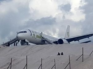 Pesawat Fly Jamaica Mendarat Darurat, 6 Orang Terluka