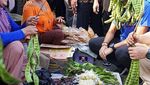 Blusukan ke Pasar Tradisional, Sandiaga Uno Cicip Kopi hingga Jajanan
