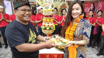 Pemotongan tumpeng mini simbolis syukuran dibukanya Mi Store.  Foto: detikINET/Josina