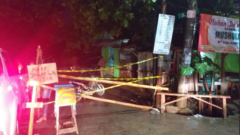 Jalan di Setu Cipayung ke Bekasi Ditutup karena Longsor Jalan di Setu Cipayung ke Bekasi Ditutup karena Longsor