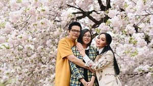6 Potret Liburan Keluarga Armand Maulana dan Dewi Gita