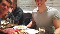 Kali ini tidak sendiri, Boselli menikmati makanannya dengan seorang teman. Menunya ada seipiring salad, roti dan ikan salmon.  Foto: Instagram Pietro Boselli
