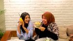 Manisnya Fanny Ghassani Saat Makan Burger hingga Minum Jus