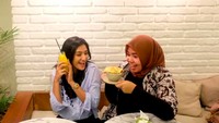 Kompak bareng sahabat, Fanny sempatkan ketemuan dan makan bareng bersama sahabatnya. Sweet! Foto: Instagram fannyghassani