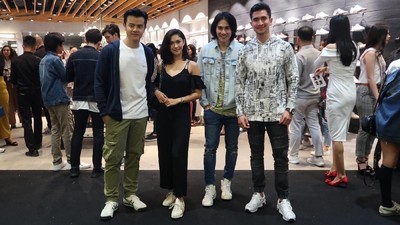 Gaya Nana Mirdad Hingga Vino G. Bastian Tampil Kasual dengan Sneakers