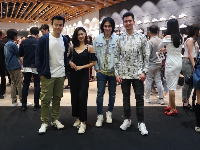 Keempat artis tampil bersama di pembukaan gerai keempat Onitsuka Tiger di Surabaya. Toko ini pun menjadi yang terluas untuk gerai Onitsuka di  Foto: Alissa Safiera/Wolipop