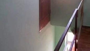 Satu lagi jebakan menggunakan pintu. Tapi ini sih jahat banget untuk ukuran jebakan, bisa terjun bebas yang buka pintunya. Foto: Instagram/9GAG