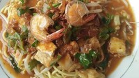 Beberapa penjaja mie kocok menambahkan tahu goreng dan beberapa lauk tambahn seperti perkedel. Foto : Instagram @kulinerbandaaceh