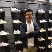 Dion Wiyoko mengenakan sneakers Onitsuka seri Mexico 66 dengan garis hijau dan merah di antara dominasi putih. T-shirt dan celana kargo, serta jaket berhoodie pun menjadi andalan Dion. Ini saya suka banget si Mexico 66, meskipun klasik tapi tetap nyaman dan trendi juga, timeless pokoknya, ujar Dion kepada Wolipop. Foto: Alissa Safiera/Wolipop