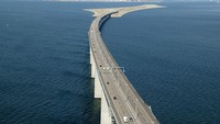 Pemerintah setempat menamakan jembatan ini dengan nama The Øresund. Istimewa/Boredpanda/Dainius.