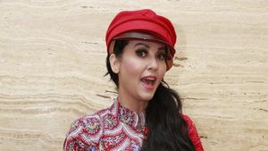Meriam Bellina Cantik Bertopi Merah
