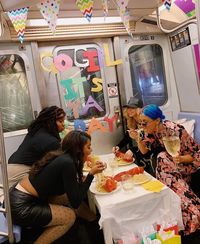 Wanita Ini Rayakan Pesta Ulang Tahun Meriah Dalam Gerbong Kereta