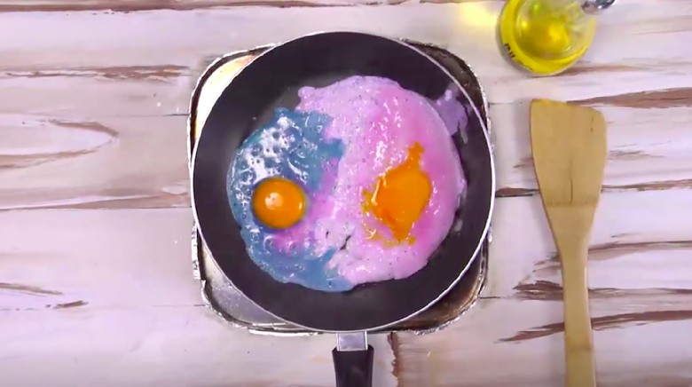 Telur ceplok aneka warna/Foto: Semua Bisa Masak TransTV Telur ceplok aneka warna/Foto: Semua Bisa Masak TransTV