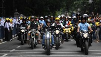 Dengan mengenakan jaket ‘Bubur Ayam Racer’, Jokowi memimpin perjalanan para bikers berkeliling singkat di Kota Bandung. Titik akhir yang dituju yakni Jalan Braga.  (Foto: Dok. Antara FOTO/Wahyu Putro)