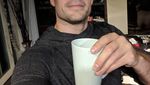 Ini Pose Keren Henry Cavill Saat Minum Kopi dan Makan Makanan Sehat