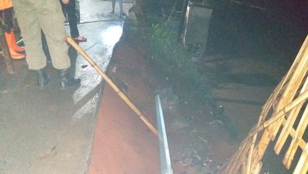 Dinding jalan tergerus air hujan