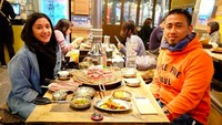 Kalau ini momen romantis Fanny dan suaminya. Mereka sempatkan makan daging panggang bareng. Duh, enaknya! Foto: Instagram fannyghassani