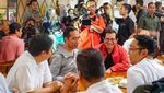 Di Bandung Presiden Jokowi Jajan Sate Kambing dan Tempe Mendoan