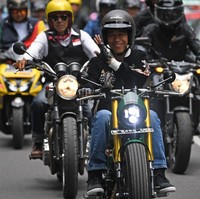 Sebenarnya, ini bukan kali pertamanya Jokowi memakai jaket dari Rawtype Riot. Tahun lalu saat peringantan Hari Sumpah Pemuda, Jokowi terlihat mengenakan jaket hijau dari label yang sama. Sneakers Rawtype Riot juga pernah jadi andalan Jokowi di sebuah kesempatan. (Foto: Dok. Antara FOTO/Wahyu Putro)