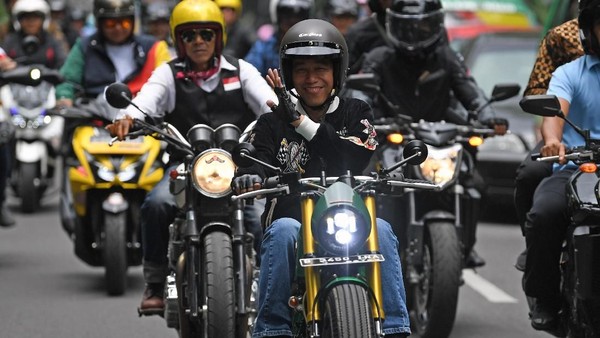 Foto: Gaya Jokowi Pakai Jaket Bubur Ayam Racer Rp 1,4 Juta Saat Konvoi